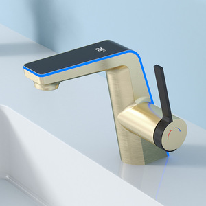 Yeni tasarım akıllı musluk banyo lavabo ortam ışığı musluk mikser LED musluk dijital musluklar