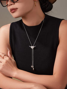 Collar de Moda Chapado en Oro de 18K, Collar de Acero Inoxidable con Colgante de Alas de Ángel y Borla de Corazón con Circonitas - Product Image 2