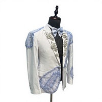Costume blanc sur mesure pour homme avec revers châle, smoking de mariage orné de pierres, idéal pour défilé de mode, bal de promo, coupe ajustée, avec strass bleus au dos