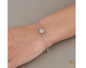 Bracelet Halo Fleur Délicate Minimaliste Bracelet Rond en Diamant pour Elle Bijoux Élégants Intemporels à Porter au Quotidien en provenance d'Inde - Product Image 1