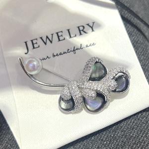 Broche de Concha de Mariposa Negra con Fuegos Artificiales, Decoración de Pecho con Perla de Agua Dulce y Flores, Broche de Moda con Forma de Abeja - Product Image 1