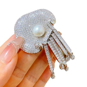 Broche Méduse de Luxe Légère Style Reine à Pompons, Perle d'Eau Douce Haut de Gamme, Bijou Tendance en Cuivre – Meilleure Vente - Product Image 5