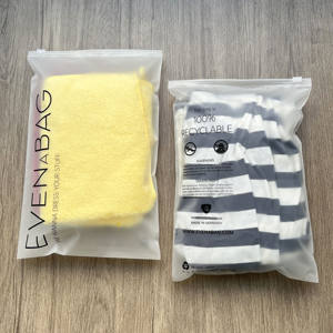 Sacs à fermeture éclair givrés personnalisés avec impression noire recto-verso - Pochettes d'emballage recyclables pour vêtements - Product Image 4