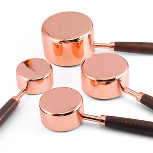 Ensemble professionnel de 4 tasses et cuillères à mesurer en acier inoxydable plaqué cuivre avec manche en bois de noyer écologique pour la cuisine à domicile - Product Image 3
