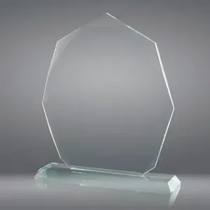 Trofeo Sportivo Astratto con Base Spessa e Ampia Superficie di Incisione - Product Image 1