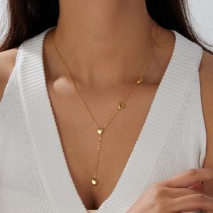 שרשרת שפתיים בצורת טיפה מצופה זהב פשוטה ואופנתית עם תליון בצורת לב שחור ואדום ושרשרת נירוסטה - Product Image 3