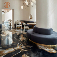 Ensemble de mobilier de restaurant moderne, chaises en tissu blanc fin avec tables rondes en bois et canapé incurvé pour café