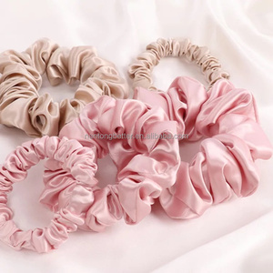 Set regalo 5 pezzi abiti Kimono in <span class=keywords><strong>raso</strong></span> <span class=keywords><strong>di</strong></span> seta da donna camicie da notte <span class=keywords><strong>di</strong></span> lusso per capelli coprischies maschera per occhi in <span class=keywords><strong>raso</strong></span> <span class=keywords><strong>federa</strong></span> Logo personalizzato - Product Image 4