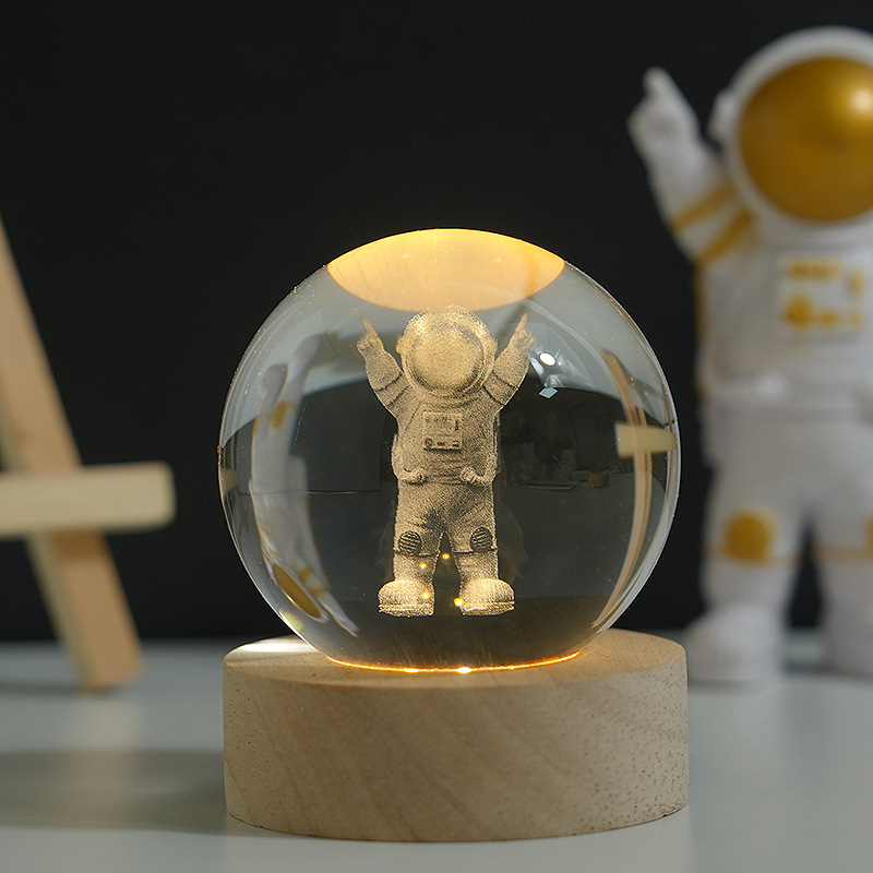 Clear-Astronaut