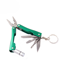 Pince multifonctionnelle d'extérieur 6-en-1 en acier inoxydable, pliable, avec lampe torche LED et porte-clés métallique