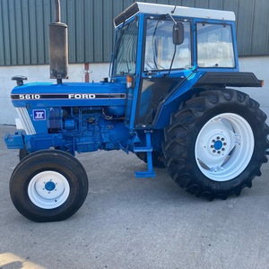Tractor Ford 5610 con Ruedas Azules y Cabina Cerrada, Motor de 75HP, Transmisión de 2 Ruedas Motrices - Product Image 1