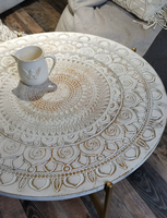Meubles sculptés de style bohème français, finition antique : table basse sculptée vieillie