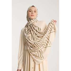 Écharpe longue vintage en satin de soie, design personnalisé en V, motif de créateur sur mesure, 100 % soie beige-kaki pour la saison automne - Product Image 3