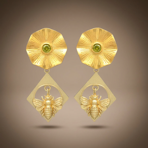 Recién llegado, diseño de abeja y flores chapado en oro con pendientes de piedras preciosas de Peridoto, Pendientes colgantes - Product Image 4