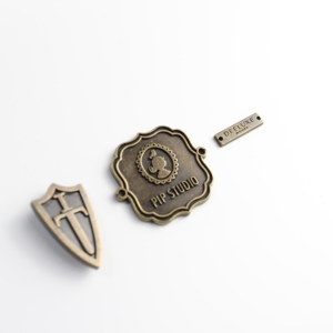 Tùy Chỉnh Brass Quần Áo Và Giày Dép Logo Nhãn Hình Chữ Nhật Khắc Thẻ Kim Loại Với Logo Thương Hiệu Tùy Chỉnh Kích Thước Cuộn Mẫu Miễn Phí - Product Image 5