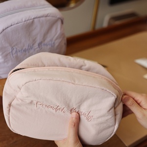 Sac de toilette pour femmes avec logo brodé durable, grande capacité, sac de voyage cosmétique pour femmes, sac à fermeture éclair personnalisé haut de gamme pour femmes - Product Image 2