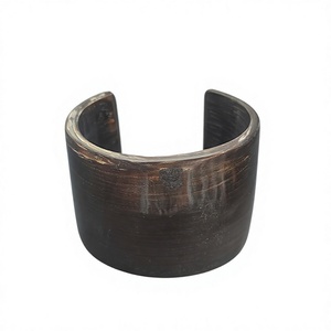Bracelet manchette large en corne de buffle polie, marron foncé naturel, jonc ouvert, fait main, durable, écologique, bijoux FAIZA CRAFT - Product Image 1