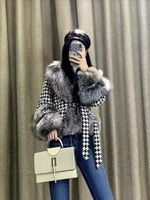 Manteau court en fourrure de renard à col large motif pied-de-poule, collection Automne-Hiver 2026, pour femme, style élégant et luxe léger
