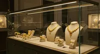 Table de présentation de bijoux en verre avec cadre ovale incurvé en acier inoxydable rose doré et éclairage LED, comptoir de vitrine de luxe pour bijouterie