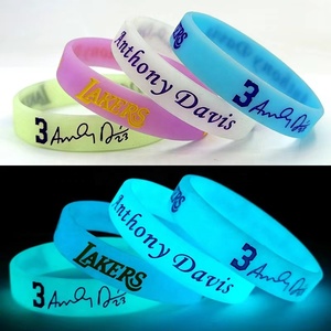 Bracelet en silicone personnalisé, lumineux dans <span class=keywords><strong>le</strong></span> noir, écologique, avec logo en relief, pour une utilisation promotionnelle en basketball - Product Image 2