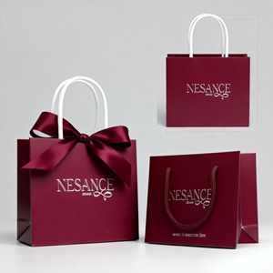 Sacs en papier de luxe écologiques avec finition anti-rayures, estampage argenté et ruban, pour cosmétiques et bijoux - Product Image 1