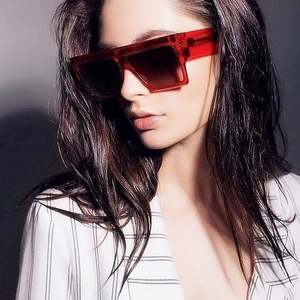 Gafas de Sol Cuadradas Extra Grandes Retro de Moda con Logotipo Personalizado para Mujer y Hombre, Gafas de Sol con Marco Grande Rojo y Azul, Parte Superior Plana - Product Image 3