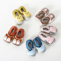 Chaussons-chaussettes antidérapants pour bébé, premiers pas, semelle souple, pour tout-petits, intérieur/extérieur, semelle en caoutchouc, avec adorable poupée de dessin animé