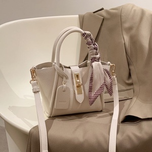 Sac fourre-tout décontracté pour femme, à porter à l'épaule ou en bandoulière, avec fermeture éclair, doublure en polyester, broderie et pompon décoratif - Product Image 2