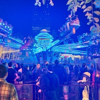 Manèges populaires de fête foraine : machines à sauter rotatives