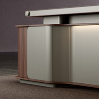 Bureau de direction de luxe avec chaise en cuir rouge, poste de travail haut de gamme pour la productivité et le prestige professionnel