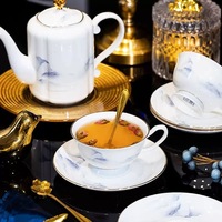 Ensemble de café élégant en porcelaine blanche 9 pièces avec bordure dorée, motif paysage bleu, théière et tasses avec soucoupes en céramique pour coffret cadeau