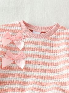 Set Casual per <span class=keywords><strong>Bambina</strong></span>, <span class=keywords><strong>Felpa</strong></span> a Righe Rosa e <span class=keywords><strong>Bianca</strong></span> a Maniche Lunghe + Jeans con Motivo a Cuori e Fiocchi, Set Carino 2 Pezzi - Product Image 4