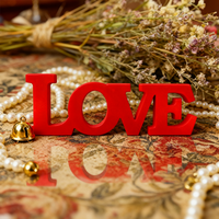 1 pièce, centre de table en bois rouge avec inscription LOVE. Le design 3D transmet la passion, parfait pour les dîners de la Saint-Valentin, les douces confessions