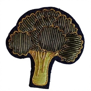 Broche de Alambre Bordado a Mano de Alta Calidad con Imán, Diseño Personalizable en Tela de Lona - Product Image 1