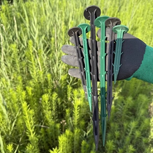 Piquets de sol en plastique de 12 pouces à pointes barbelées, parfaits pour sécuriser les bâches anti-mauvaises herbes, les films de paillage, les toiles d'ombrage et les tuyaux d'irrigation goutte à goutte - Product Image 3