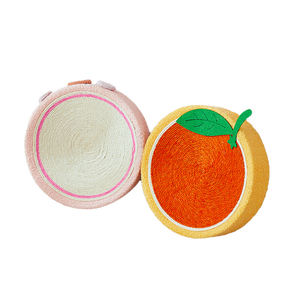 Rascador de gato con patrón de fresa naranja Rascador de gato de sisal de peluche Cama de gato redonda de rana Linda - Product Image 5