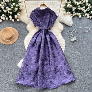 Robe de soirée élégante en satin, coupe trapèze, longueur genou, manches courtes, motif floral, collection 2026 - Product Image 3