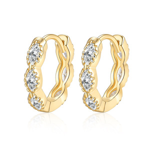 Boucles d'oreilles créoles Huggie en or jaune 14K plaqué, Moissanite VVS taille brillant rond, certifiées GRA, bijoux fins, cadeau pour femme, mariée - Product Image 1