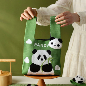 Bolso Pequeño de Poliéster Tejido a Mano con Diseño Creativo de Panda Gigante, con Dos Aberturas en la Muñeca, para el Trabajo y Viajes Diarios - Product Image 3