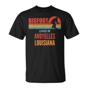 T-shirt Bigfoot Lives In Avoyelles Louisiana dal design retrò, vestibilità unisex - Product Image 1
