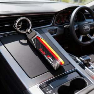 Llavero de Aleación de Zinc con Diseño de Fibra de Carbono y Logotipo Deportivo Tricolor para Mercedes-Benz y Audi, Estilo Lujoso y Moderno - Product Image 3