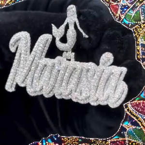 Colgante de Plata de Ley 925 con Baño de Rodio y Moissanita, Personalizado con Nombre, Diseño de Mariposa, Fuente Cursiva, Estilo Hip Hop - Product Image 2