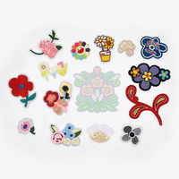 Patchs en tissu brodés de petites fleurs de rose à la mode, utilisables comme autocollants pour décorer les trous dans les vêtements