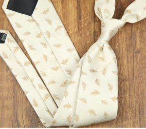 ربطة عنق فاخرة للرجال مصنوعة يدويًا من البوليستر 100٪ بعرض 8 سم، مطرزة بتصميم أوراق الشجر والزهور باللون الكحلي والبني، صديقة للبيئة، مناسبة للأعمال - Product Image 3