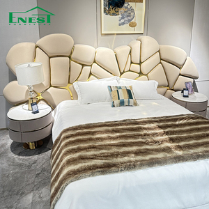 Lit King Size Moderne en Velours Italien de Luxe avec Tête de Lit Haute Courbée et Capitonnée en Forme de Pétale, Mobilier de Chambre de Villa de Luxe - Product Image 3