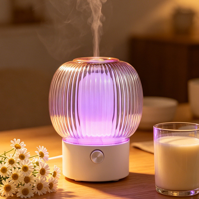 Elegant 100ml Ribbed Glass USB Powered Aroma Diffuser & Humidifier with LED Flame Light for Car Use