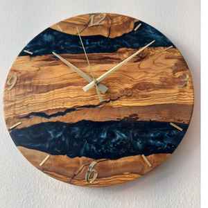 Reloj de Pared Moderno de Resina con Detalles en Madera Diseñado para Mejorar la Decoración de la Sala de Estar Mientras Ofrece Precisión y Estilo - Product Image 5