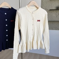 Neue Frühlings-Damen-Strickjacke mit Zopfmuster und Stickerei-Schleife, Einreihiger Pullover mit Rüschensaum, Anpassbar