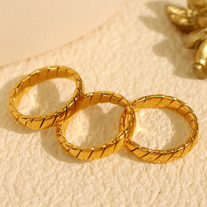 แหวนลายเรขาคณิตแบบทอเรียบ แหวนไทเทเนียมสตีล แฟชั่นสำหรับทุกเพศ ของขวัญ เครื่องประดับนิ้วชี้ - Product Image 1