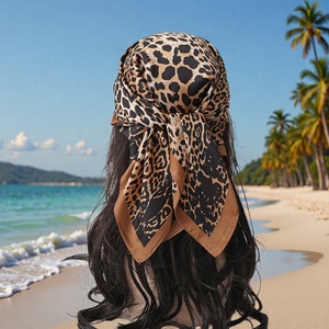 Sciarpa Quadrata da Donna con Stampa Leopardata in Materiale alla Moda, Indossabile in Diverse Modalità - Product Image 5